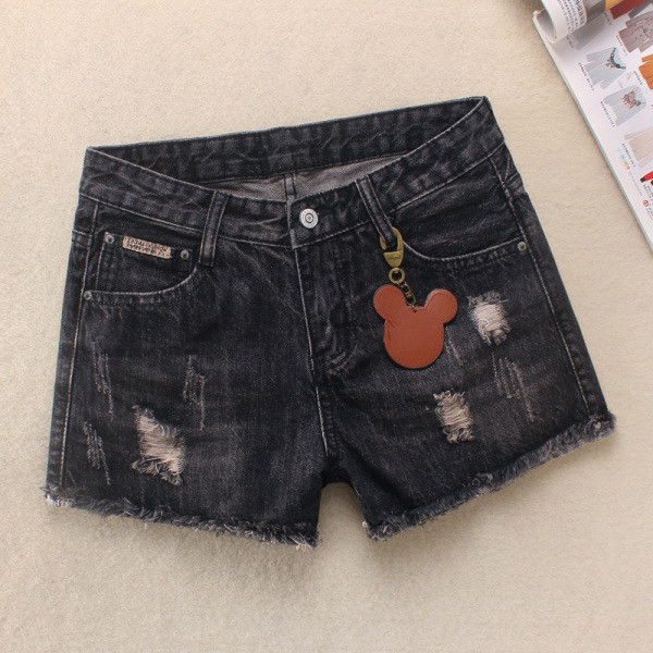 Moteriški džinsiniai šortai su siuvinėjimais ir suplėšytais motyvais