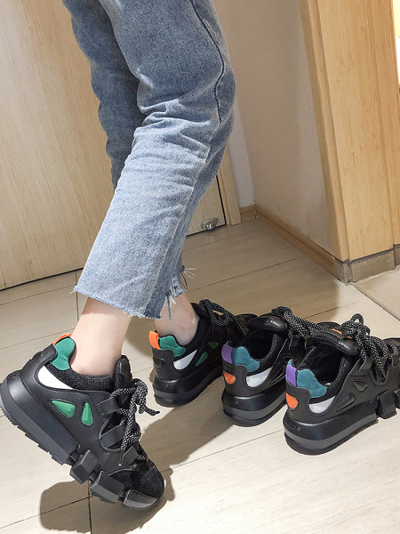 Κορυφαία γυναικεία μαύρα παπούτσια με  έγχρωμο στοιχείο