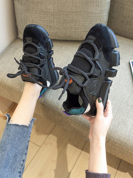 Κορυφαία γυναικεία μαύρα παπούτσια με  έγχρωμο στοιχείο