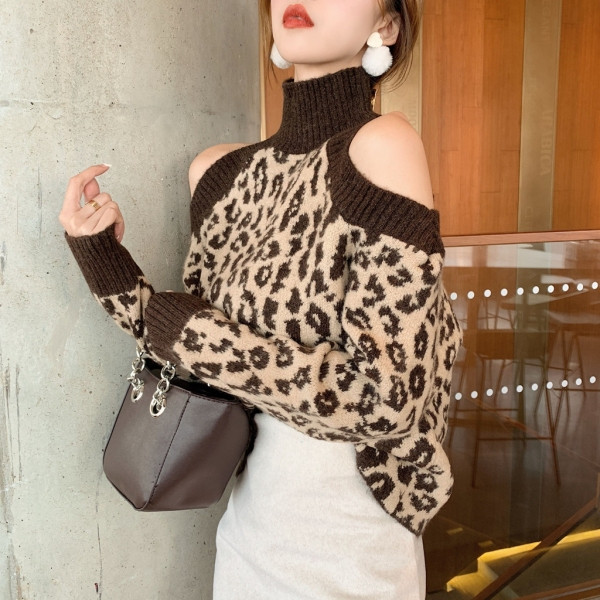 Μοντέρνο γυναικείο πουλόβερ με άνιμαλ πριντ  με υψηλή περιλαίμιο και κομμένα κομμάτια