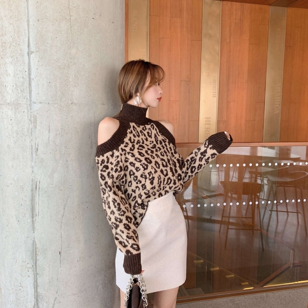 Μοντέρνο γυναικείο πουλόβερ με άνιμαλ πριντ  με υψηλή περιλαίμιο και κομμένα κομμάτια