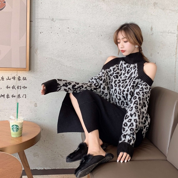 Μοντέρνο γυναικείο πουλόβερ με άνιμαλ πριντ  με υψηλή περιλαίμιο και κομμένα κομμάτια