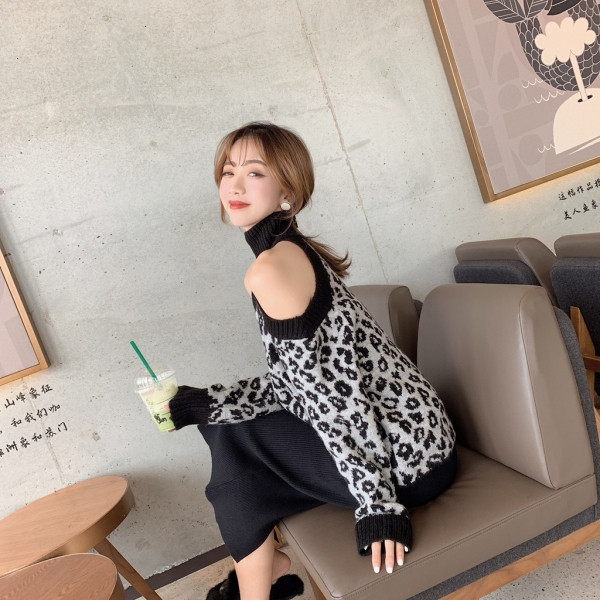 Μοντέρνο γυναικείο πουλόβερ με άνιμαλ πριντ  με υψηλή περιλαίμιο και κομμένα κομμάτια