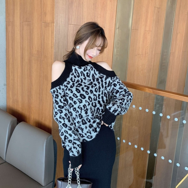 Μοντέρνο γυναικείο πουλόβερ με άνιμαλ πριντ  με υψηλή περιλαίμιο και κομμένα κομμάτια