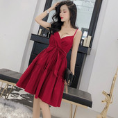 Stilīga sieviešu kleita ar lenti un plānām lencītēm