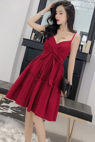 Stilīga sieviešu kleita ar lenti un plānām lencītēm