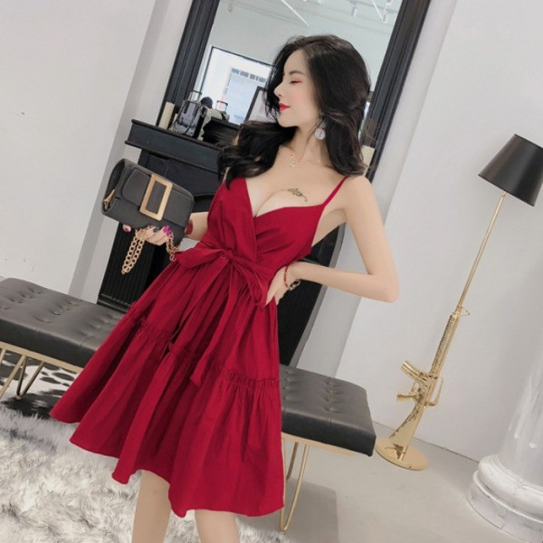 Stilīga sieviešu kleita ar lenti un plānām lencītēm