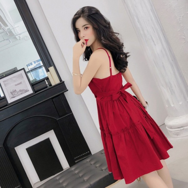 Stilīga sieviešu kleita ar lenti un plānām lencītēm