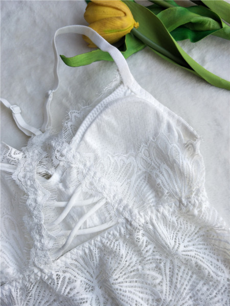 Γυναικείο αμάνικο από δαντέλα με λεπτούς ιμάντες ώμου