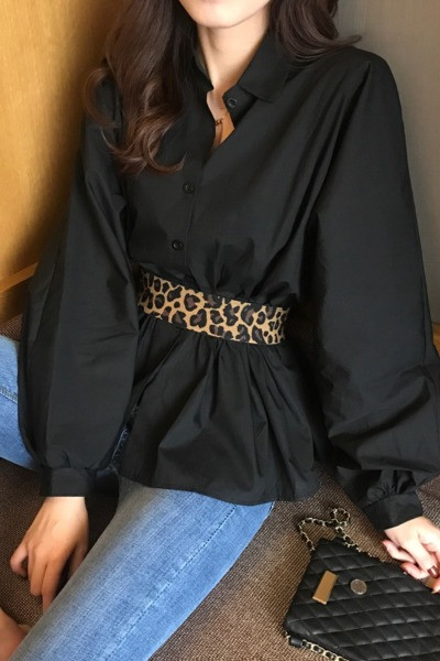 Plats sieviešu krekls ar klasisku apkakli un jostu ar leoparda rakstu