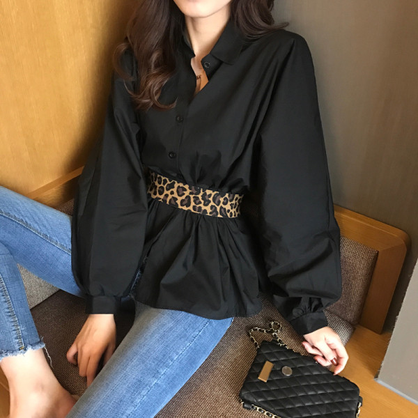 Plats sieviešu krekls ar klasisku apkakli un jostu ar leoparda rakstu