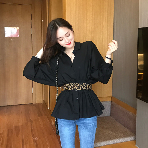 Plats sieviešu krekls ar klasisku apkakli un jostu ar leoparda rakstu