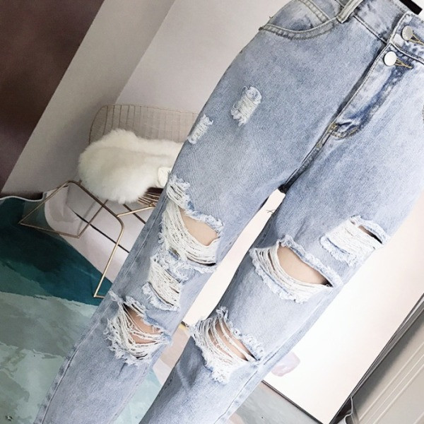 Mūsdienīgi sieviešu džinsi ar augstu vidukli un plēstiem motīviem