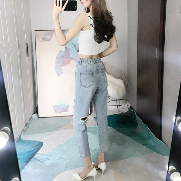 Mūsdienīgi sieviešu džinsi ar augstu vidukli un plēstiem motīviem