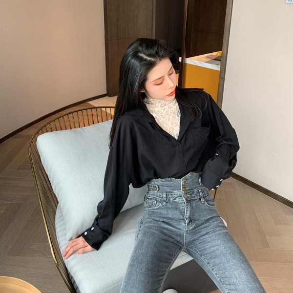 Широка дамска риза с дантелена част и джоб 