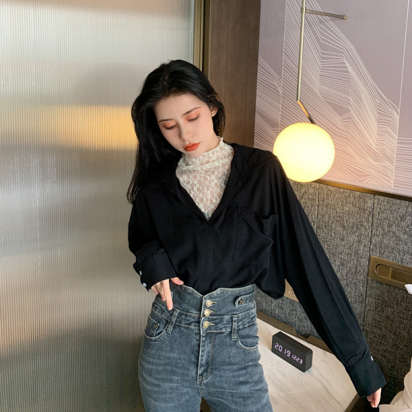 Широка дамска риза с дантелена част и джоб 