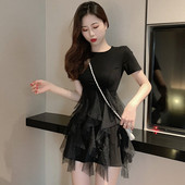 Rochie de damă decupată cu mâneci scurte și tul cu particule strălucitoare