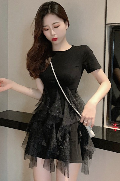 Rochie de damă decupată cu mâneci scurte și tul cu particule strălucitoare