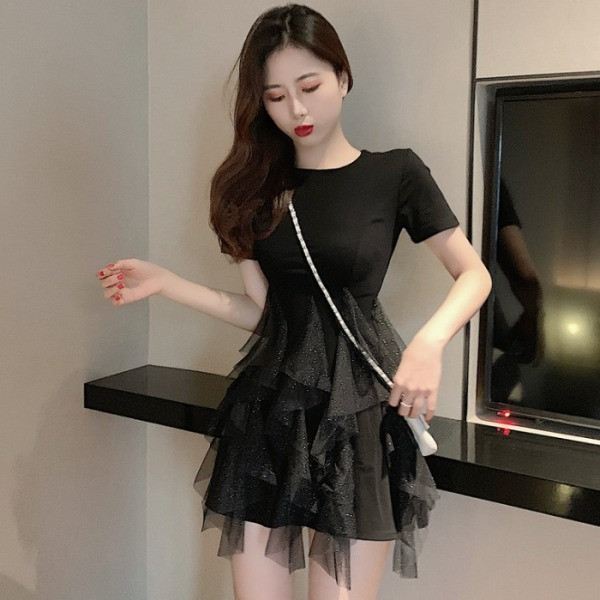 Rochie de damă decupată cu mâneci scurte și tul cu particule strălucitoare