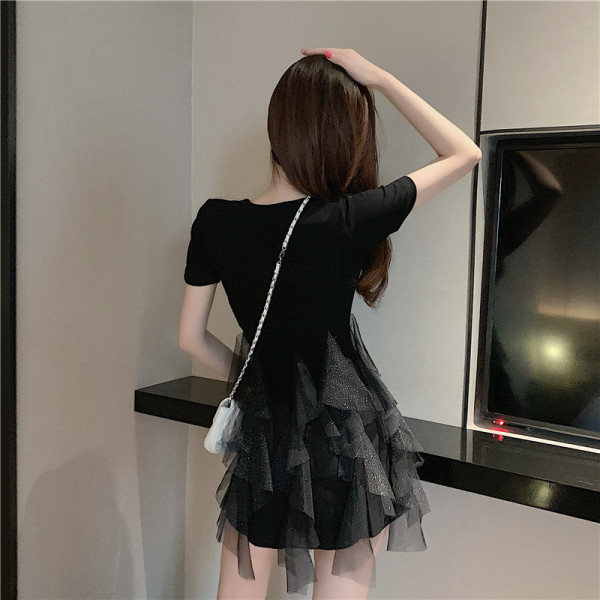 Rochie de damă decupată cu mâneci scurte și tul cu particule strălucitoare