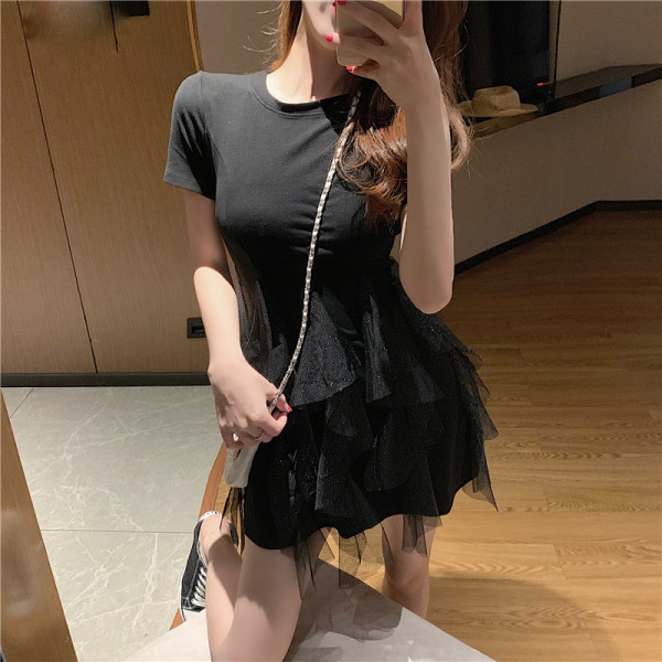 Rochie de damă decupată cu mâneci scurte și tul cu particule strălucitoare