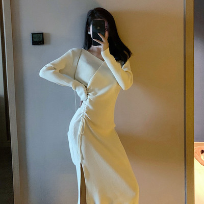 Sieviešu kleita no velveta džersija ar špica kakla izgriezumu, šķēlumu un saitēm