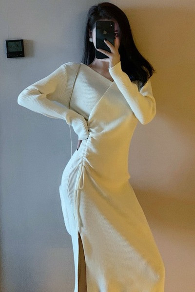 Sieviešu kleita no velveta džersija ar špica kakla izgriezumu, šķēlumu un saitēm