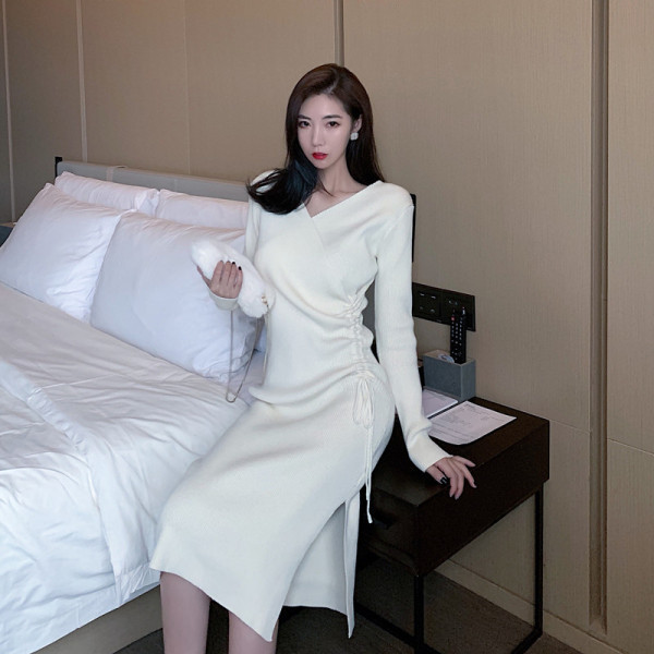 Sieviešu kleita no velveta džersija ar špica kakla izgriezumu, šķēlumu un saitēm