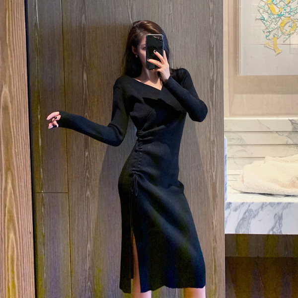 Sieviešu kleita no velveta džersija ar špica kakla izgriezumu, šķēlumu un saitēm