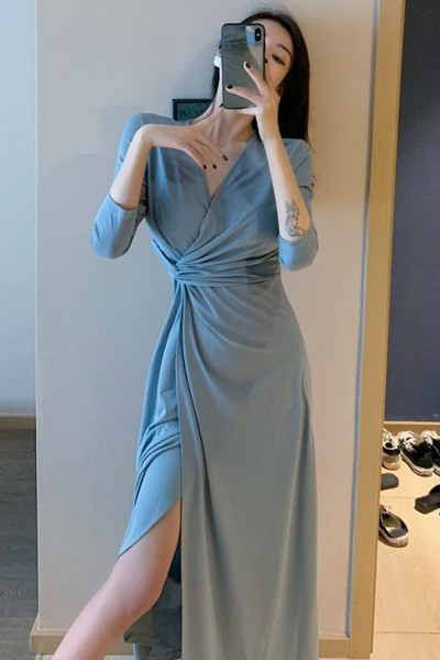 Ilga moteriška suknelė su špicine iškirpte ir skeltuku