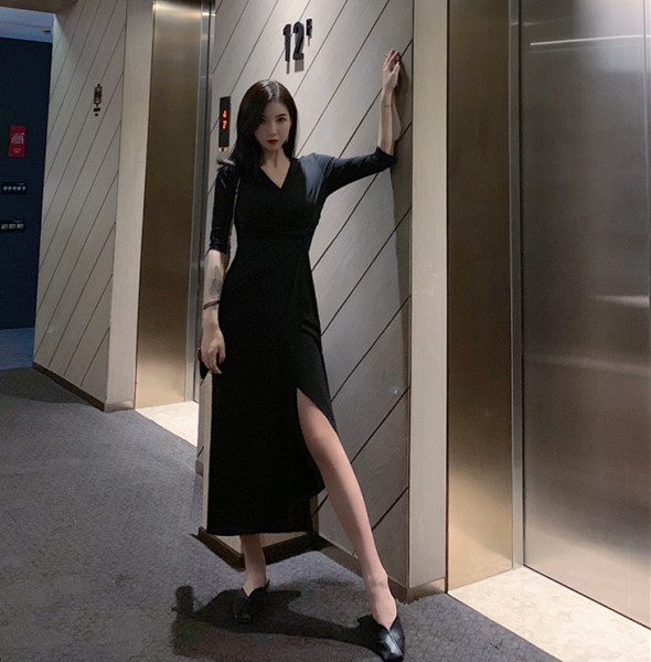 Ilga moteriška suknelė su špicine iškirpte ir skeltuku