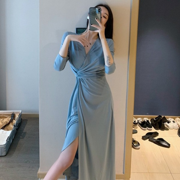 Ilga moteriška suknelė su špicine iškirpte ir skeltuku