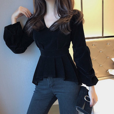 Melna sieviešu asimetriska blūze ar špica kakla izgriezumu