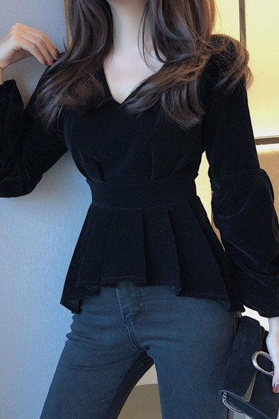 Melna sieviešu asimetriska blūze ar špica kakla izgriezumu