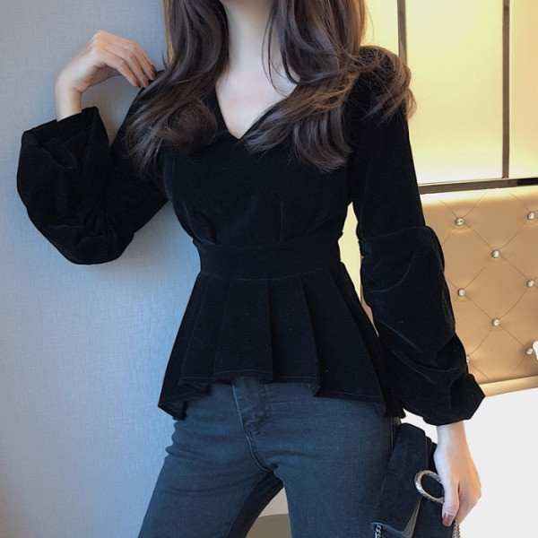 Melna sieviešu asimetriska blūze ar špica kakla izgriezumu