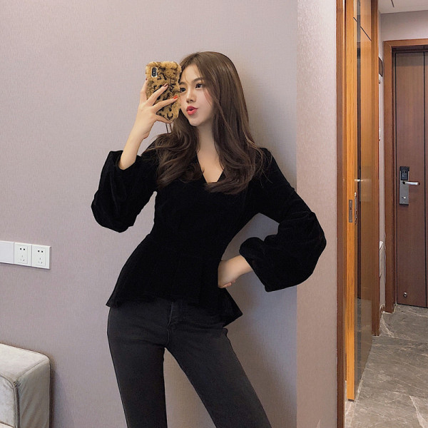 Melna sieviešu asimetriska blūze ar špica kakla izgriezumu