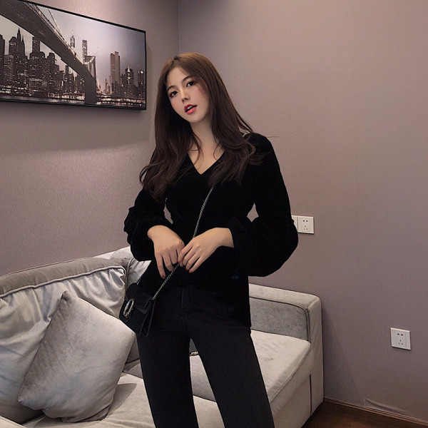 Melna sieviešu asimetriska blūze ar špica kakla izgriezumu