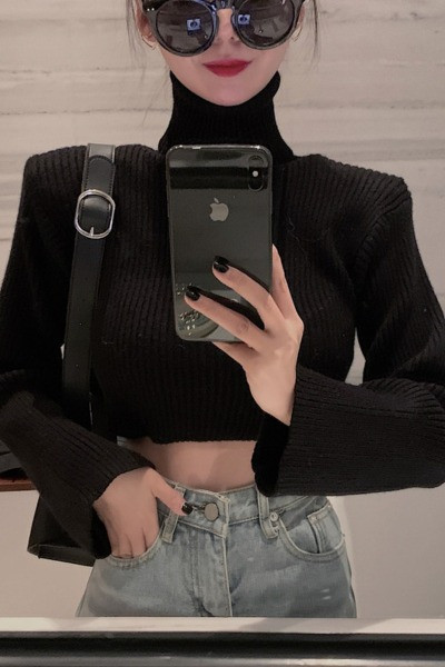 Īss sieviešu džemperis ar augstu apkakli