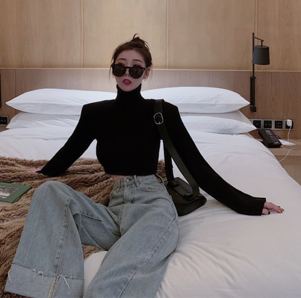 Īss sieviešu džemperis ar augstu apkakli