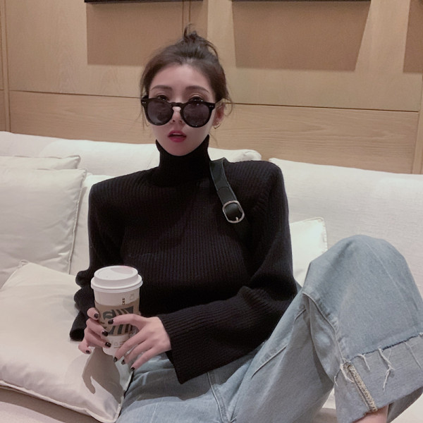 Īss sieviešu džemperis ar augstu apkakli