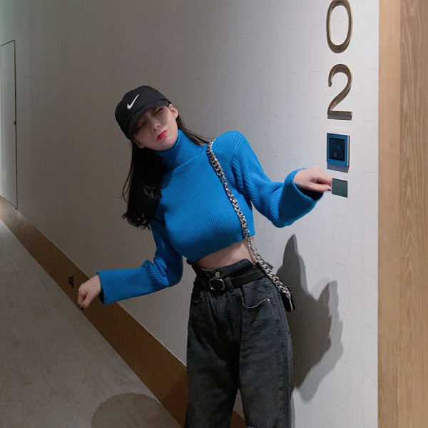 Īss sieviešu džemperis ar augstu apkakli