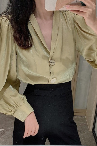 Satininiai moteriški marškiniai su gilia špico iškirpte ir sagomis