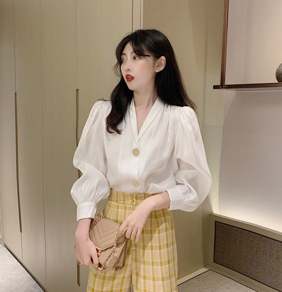 Satininiai moteriški marškiniai su gilia špico iškirpte ir sagomis