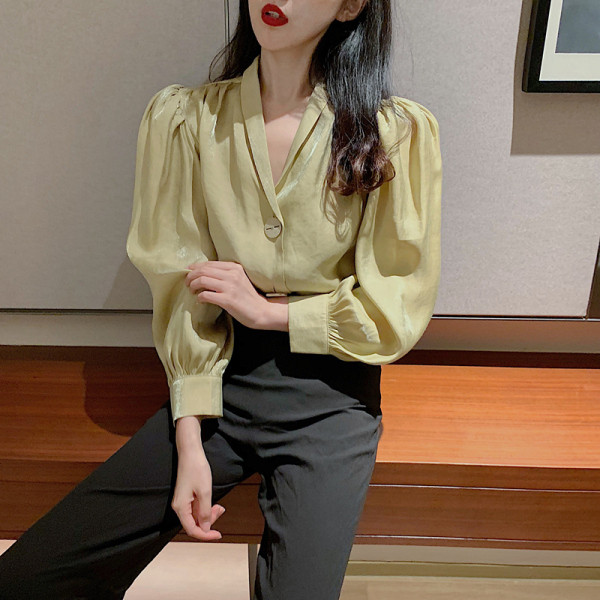 Satininiai moteriški marškiniai su gilia špico iškirpte ir sagomis