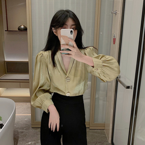 Satininiai moteriški marškiniai su gilia špico iškirpte ir sagomis