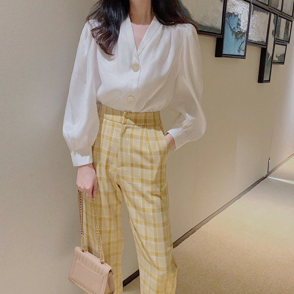 Satininiai moteriški marškiniai su gilia špico iškirpte ir sagomis