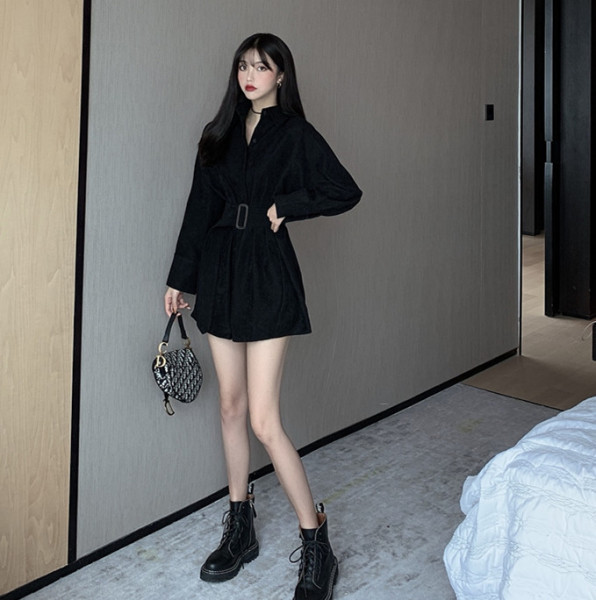 Velúr női ruha klasszikus gallérral és övvel