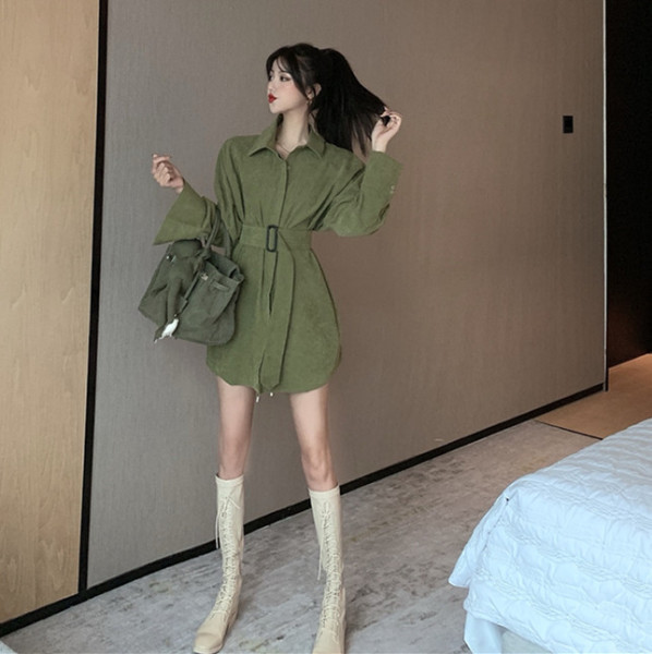 Velúr női ruha klasszikus gallérral és övvel