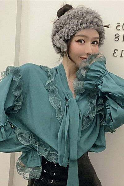 Cămașă lată de damă cu elemente de dantelă și guler cu panglică