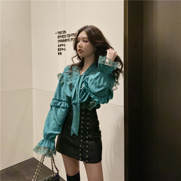 Cămașă lată de damă cu elemente de dantelă și guler cu panglică